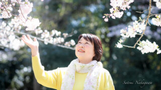 桜の花と笑顔の女性