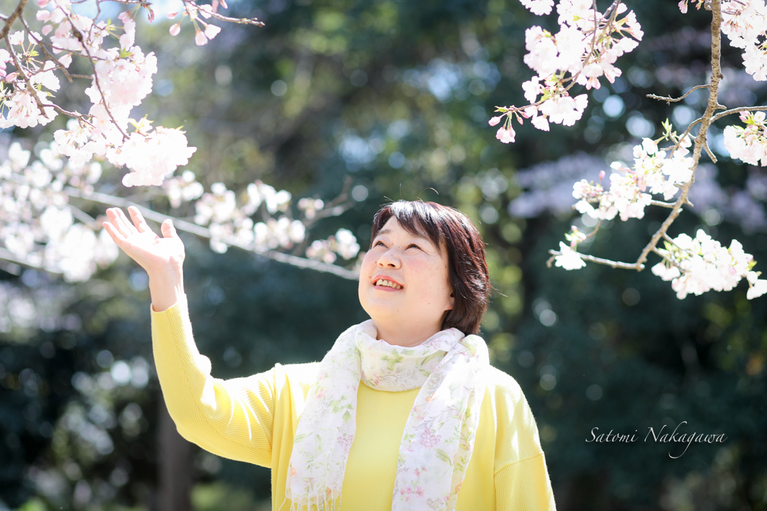 桜の花と笑顔の女性