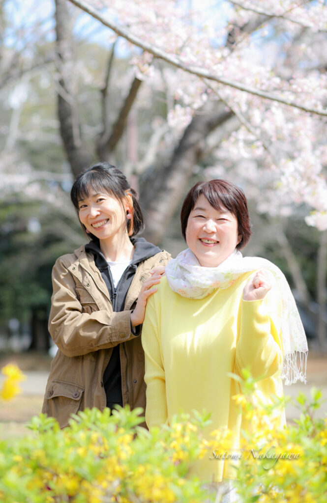 桜の花と笑顔の女性2人