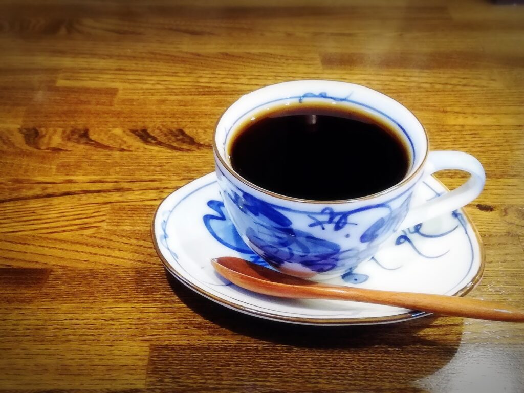 テーブルの上のコーヒー