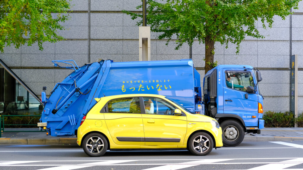 青いトラックと黄色い車