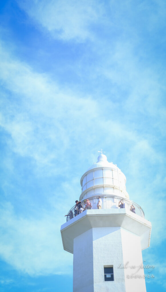 灯台と青空の縦の写真