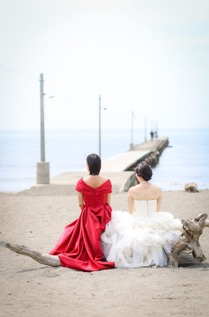 2人のドレスの女性と桟橋