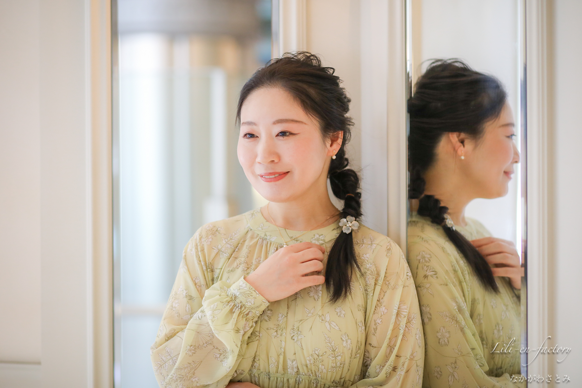 鏡の前で笑顔の女性