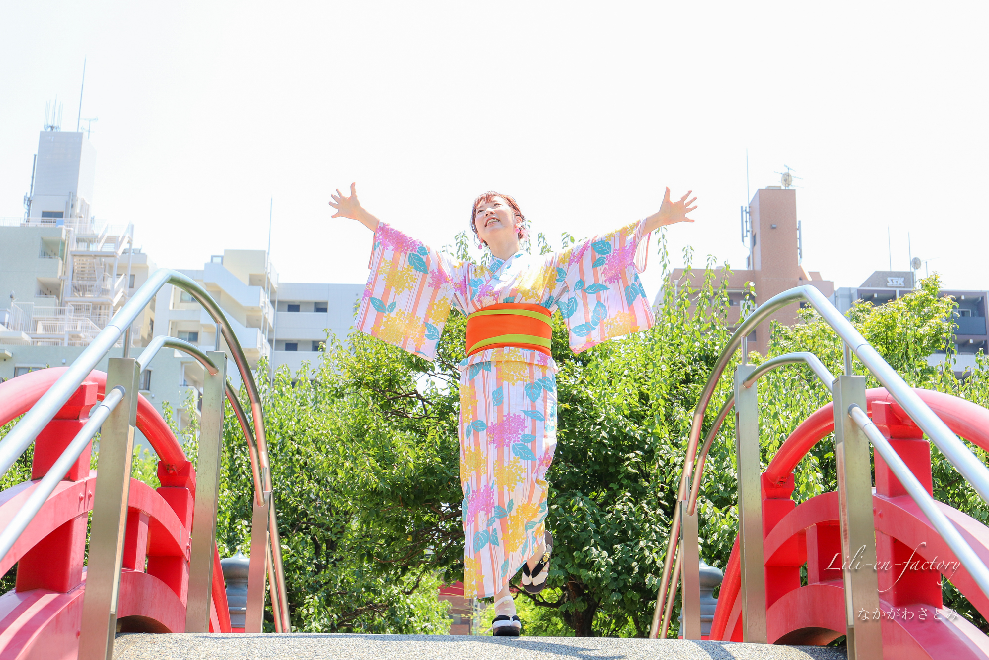 浴衣で箸の上に立つ女性