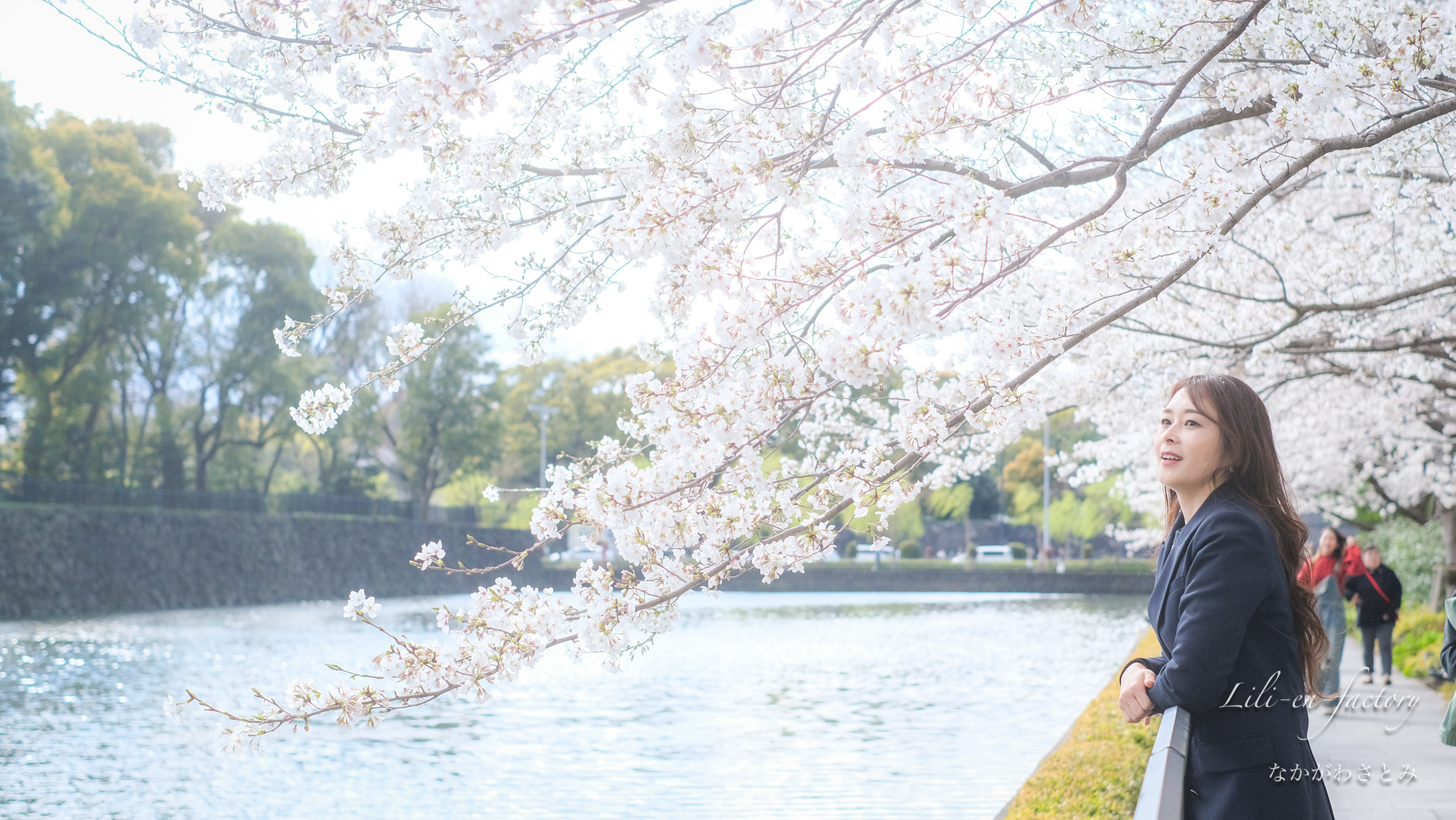 桜と女性