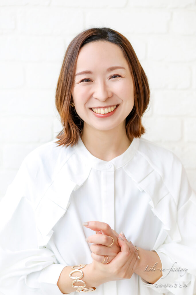 白シャツで笑顔の女性