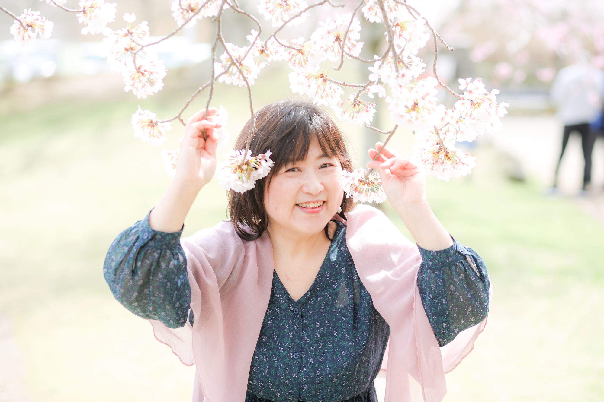 枝垂れ桜と笑顔の女性