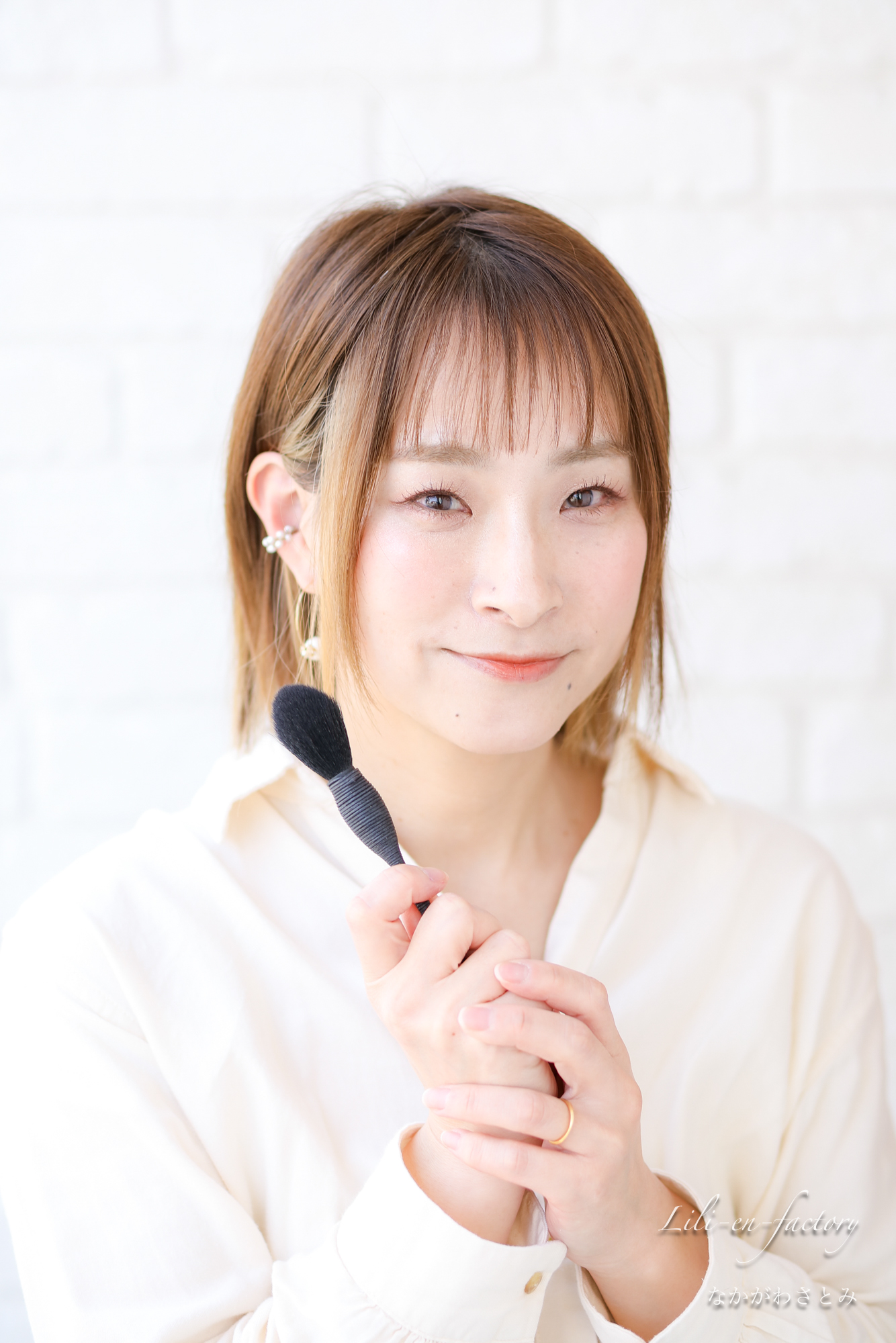 メイクブラシを持った女性
