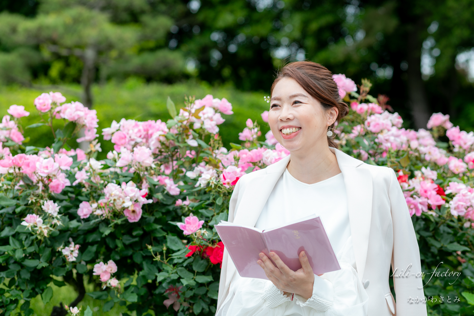 バラ園で手帳を見る女性起業家