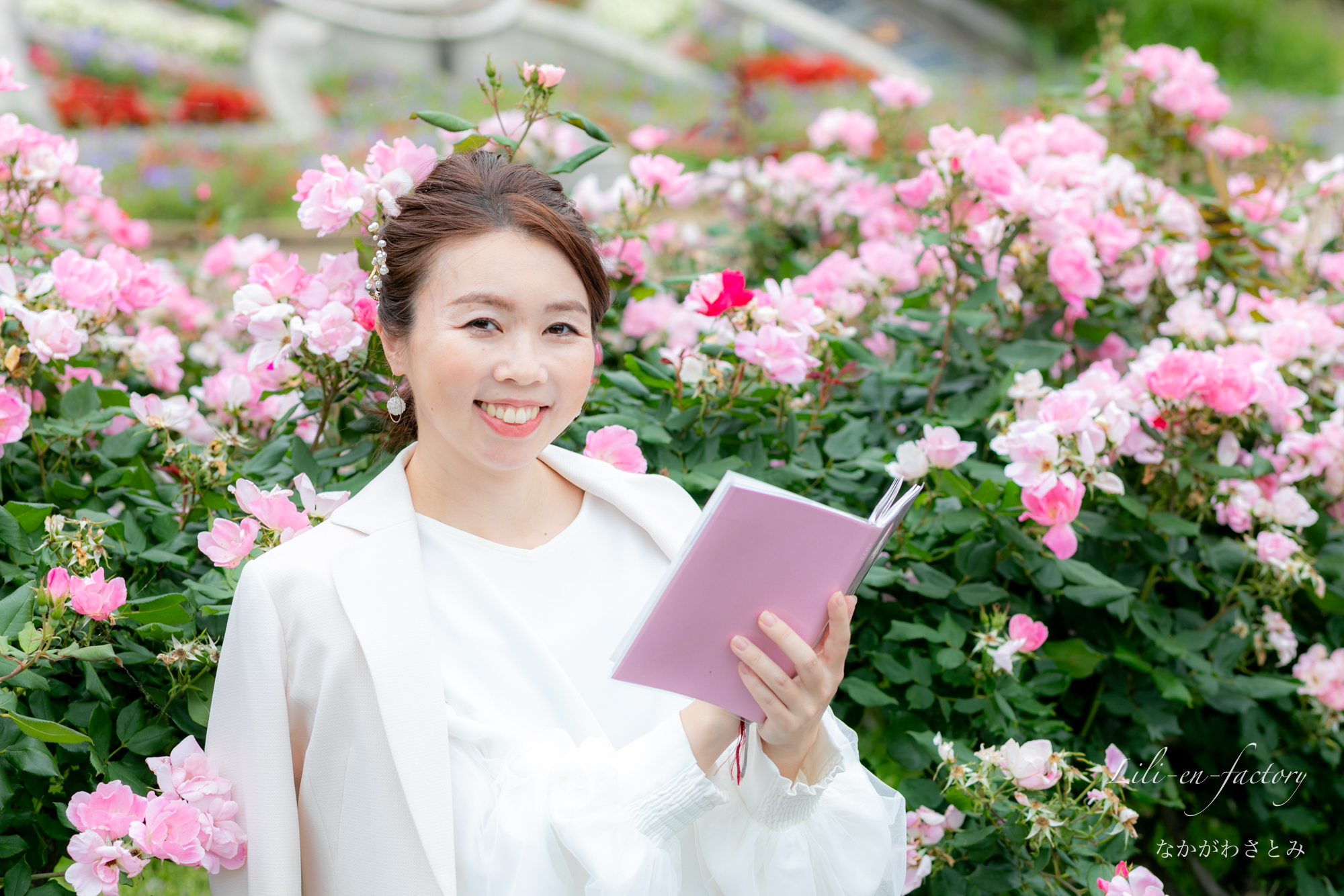 バラ園で手帳を見る女性起業家