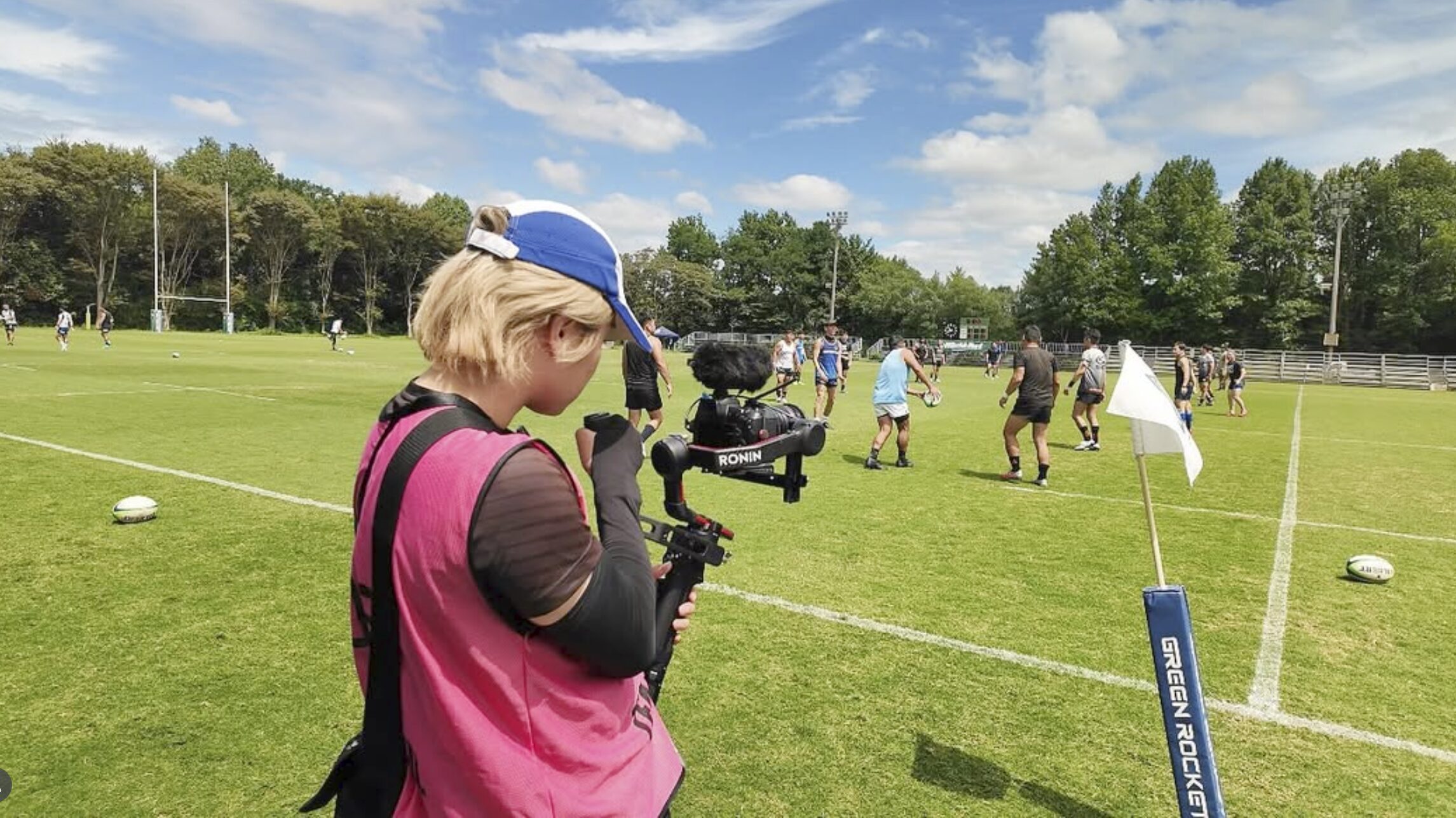 動画を撮る男性