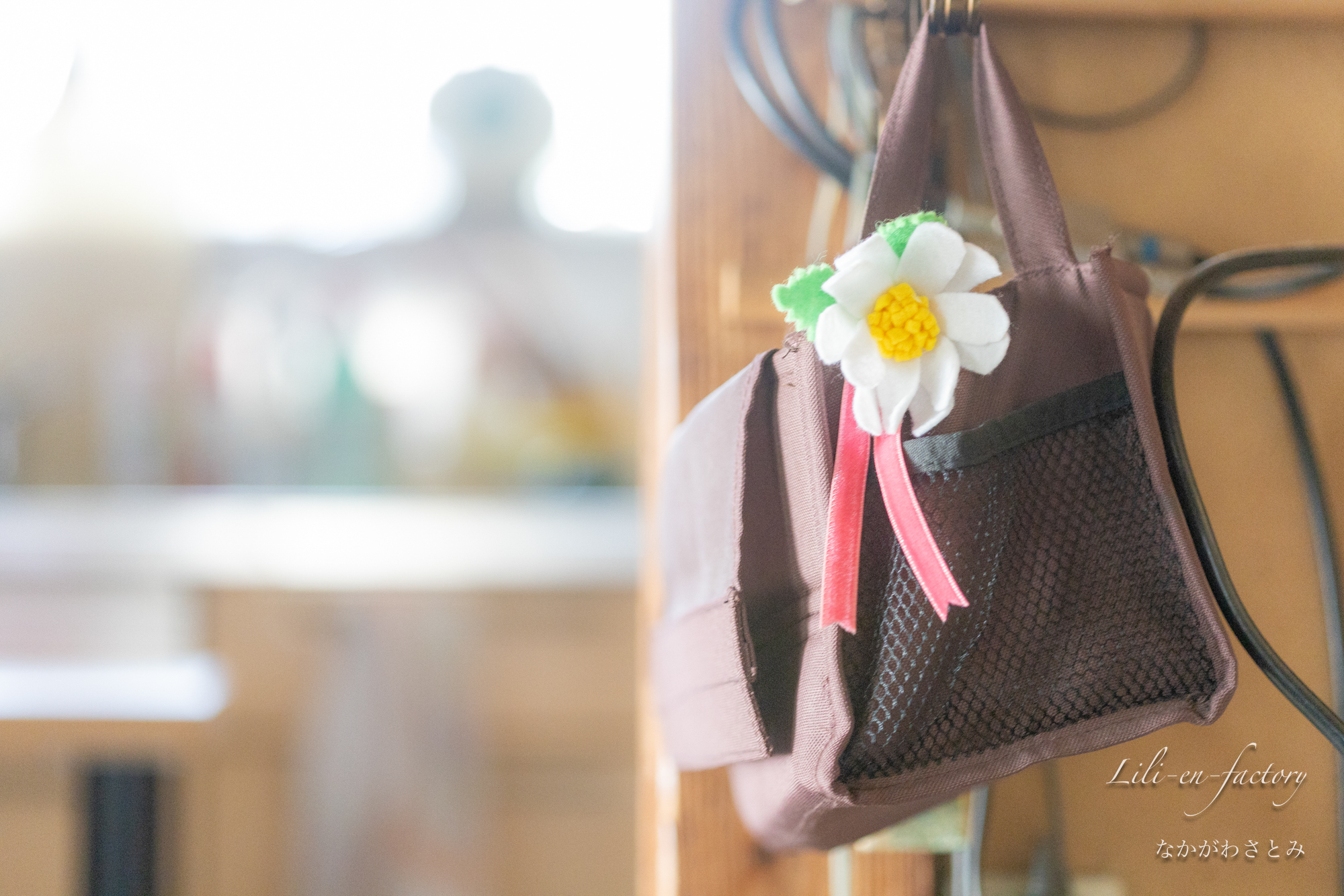 壁にかかったバッグ