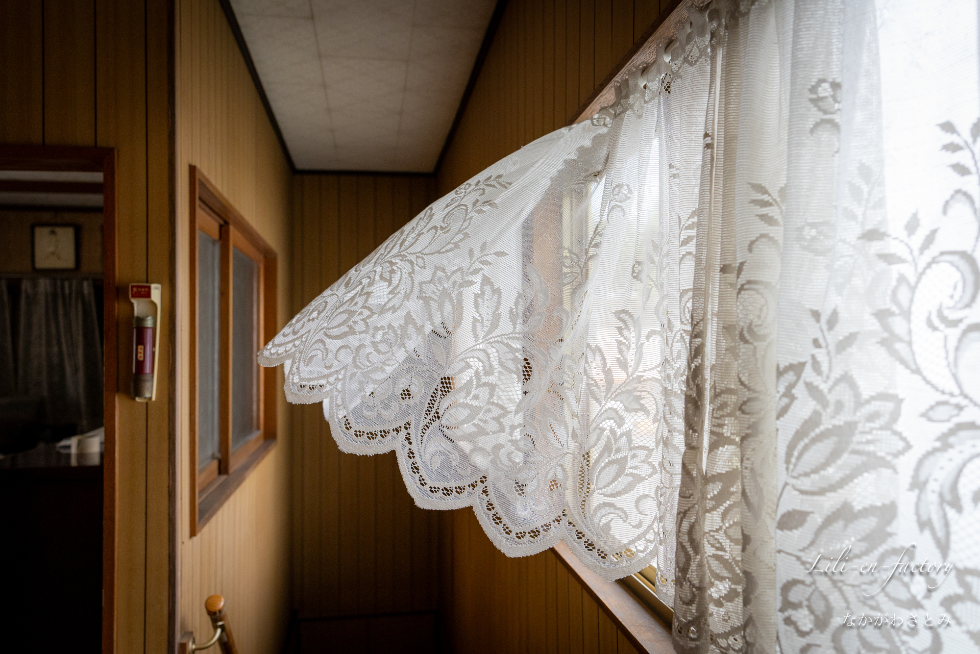 風に揺れるレースのカーテン