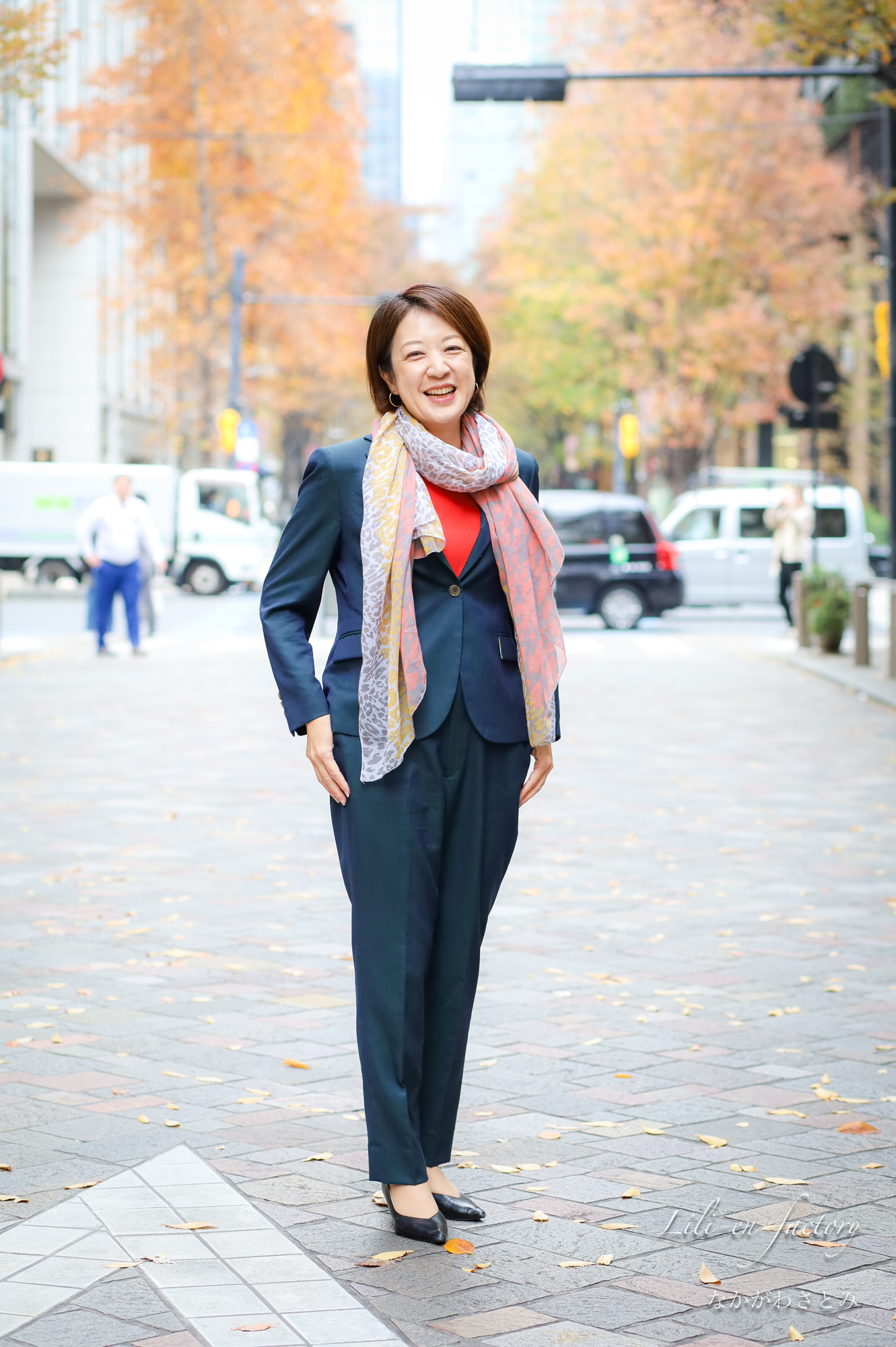 紺のスーツの女性の全身の写真