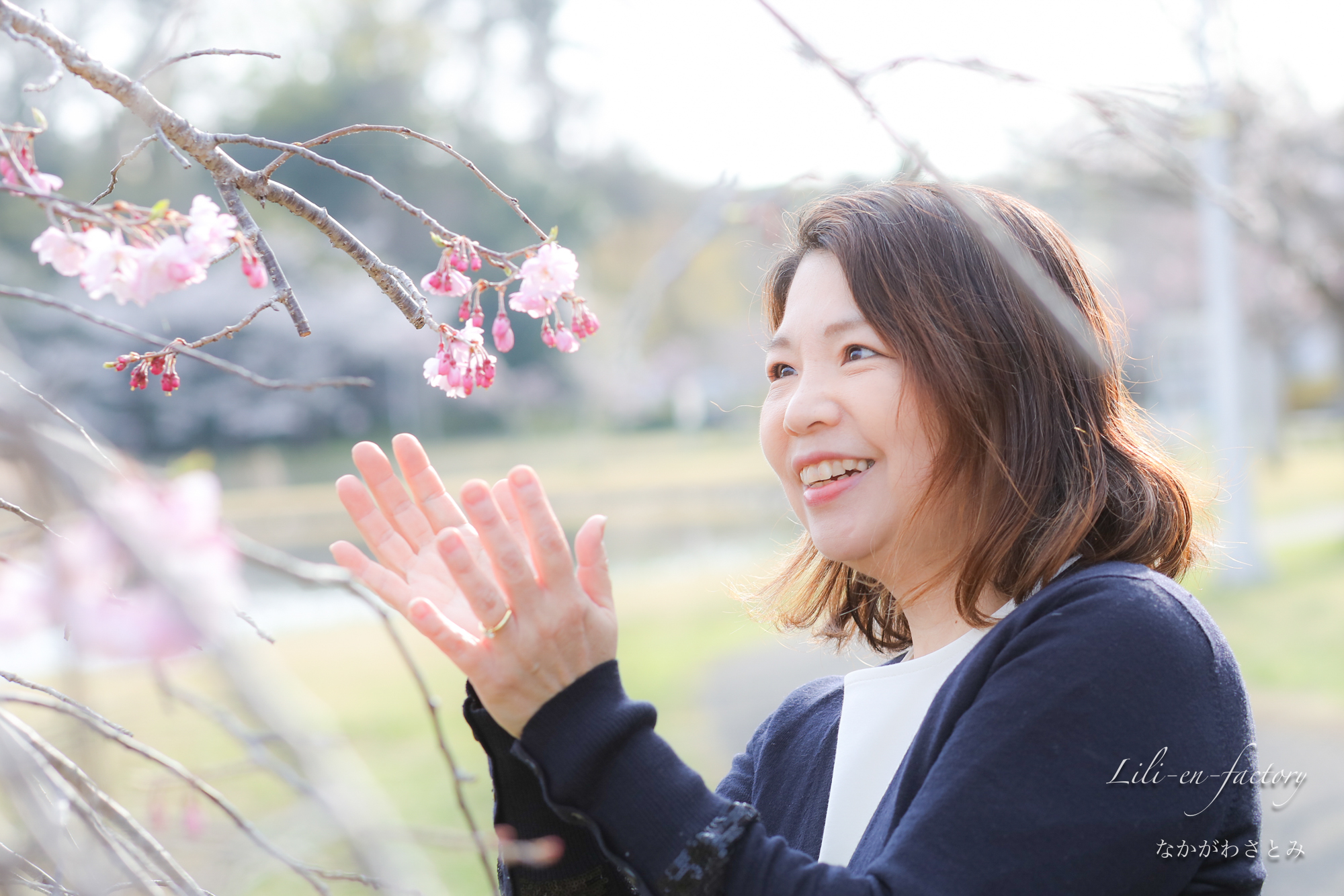 枝垂れ桜と写る笑顔の女性