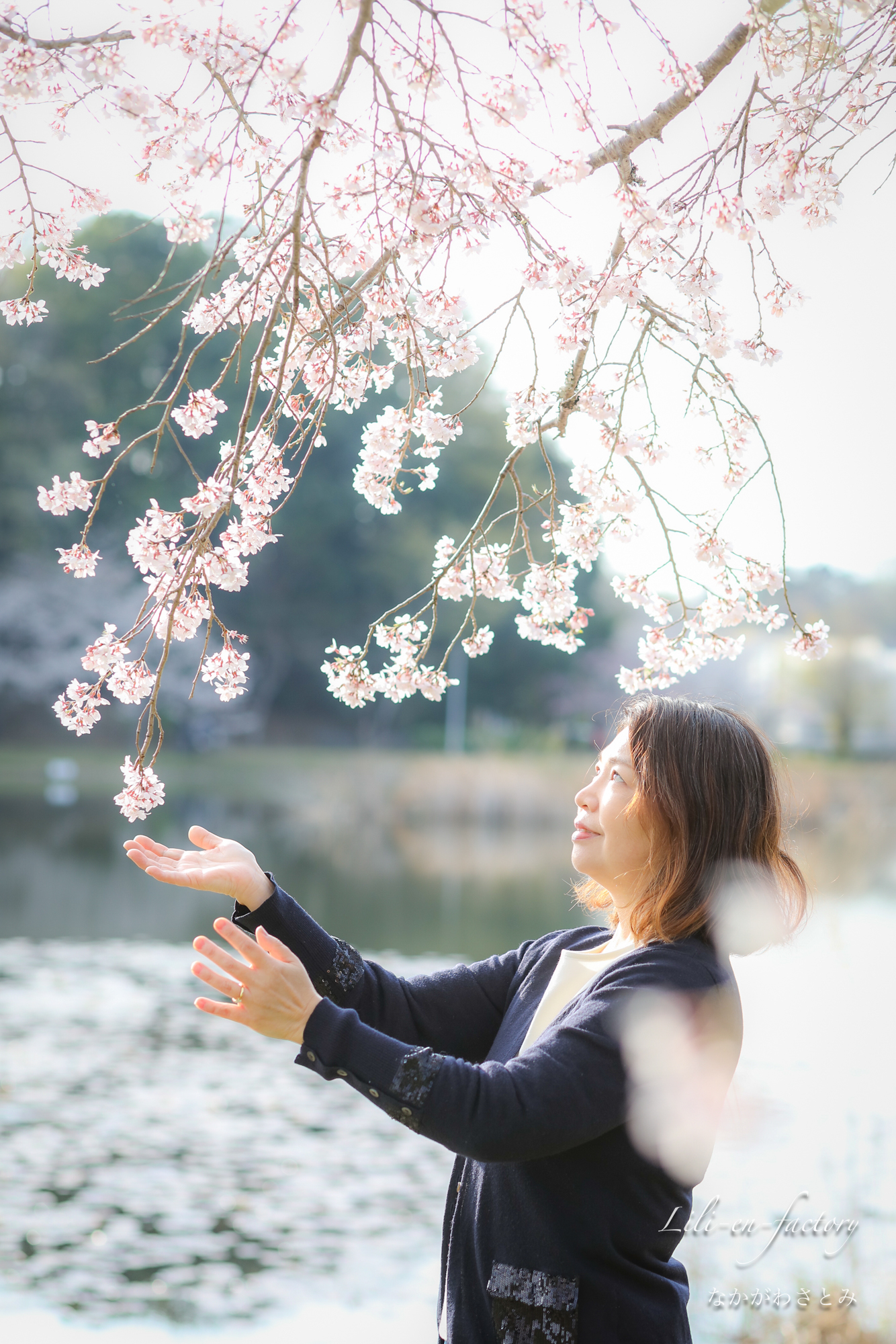 桜と写る横顔の女性