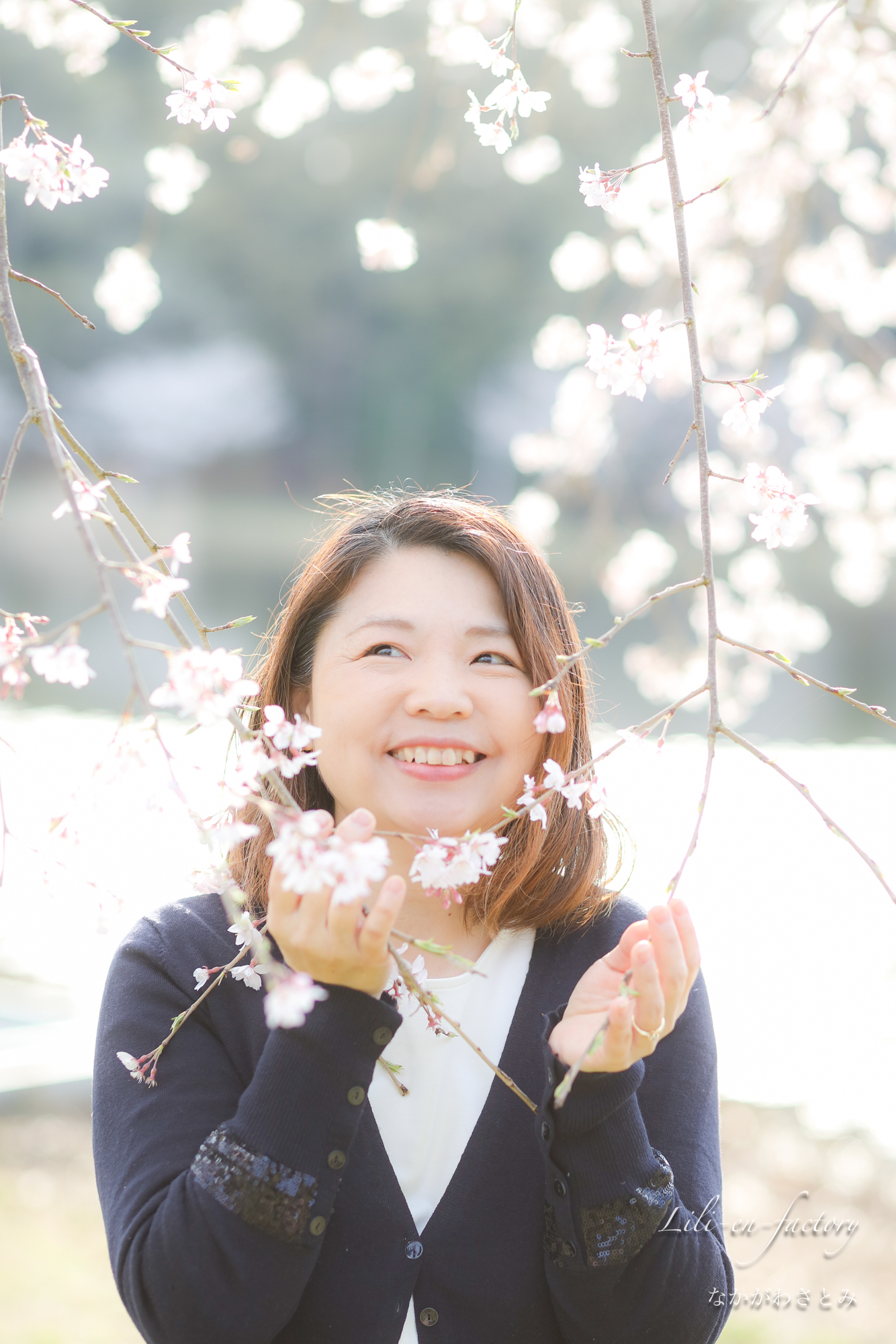 桜と写る笑顔の女性