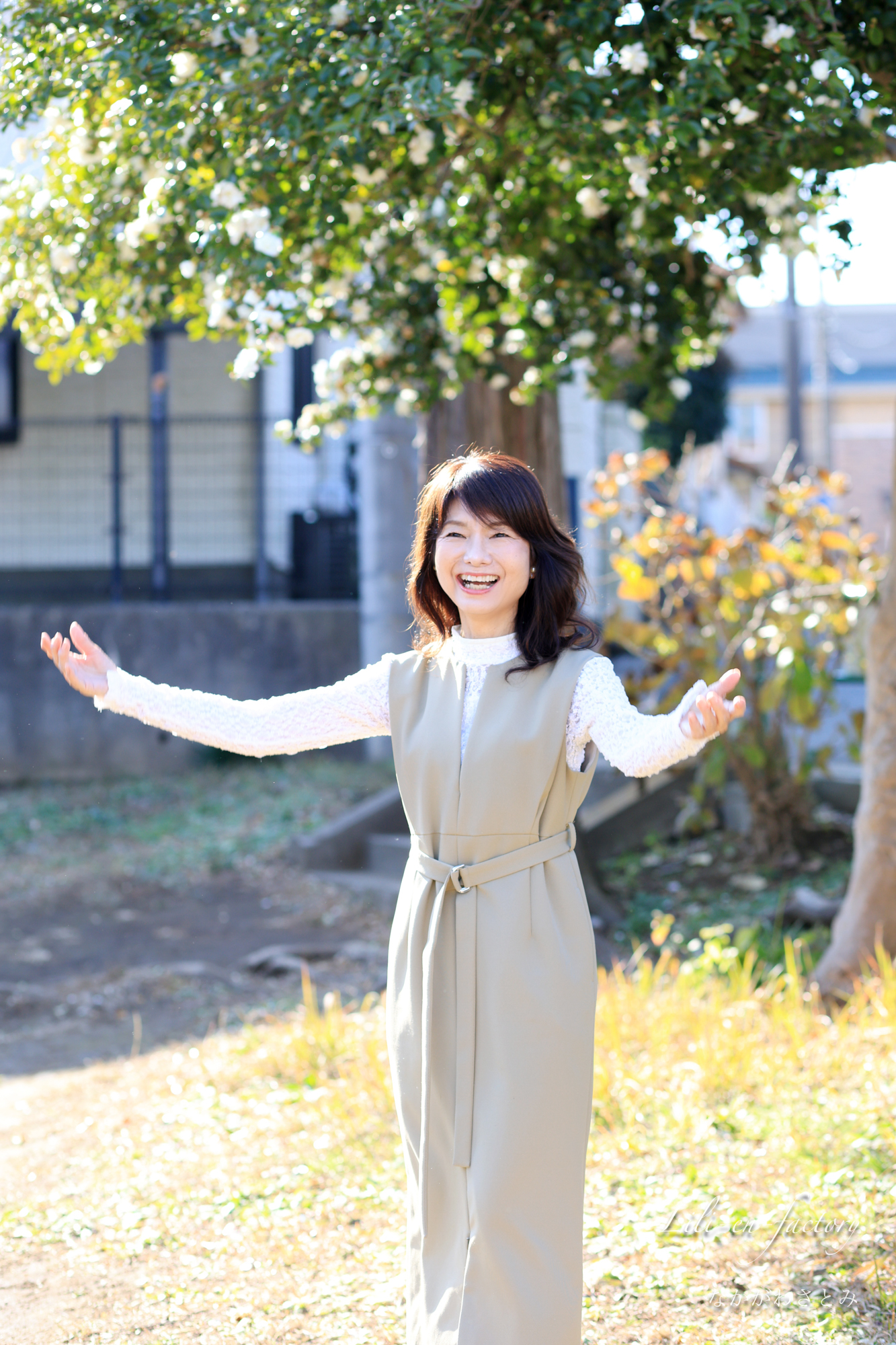 笑顔で手を広げ話しているピアノの先生