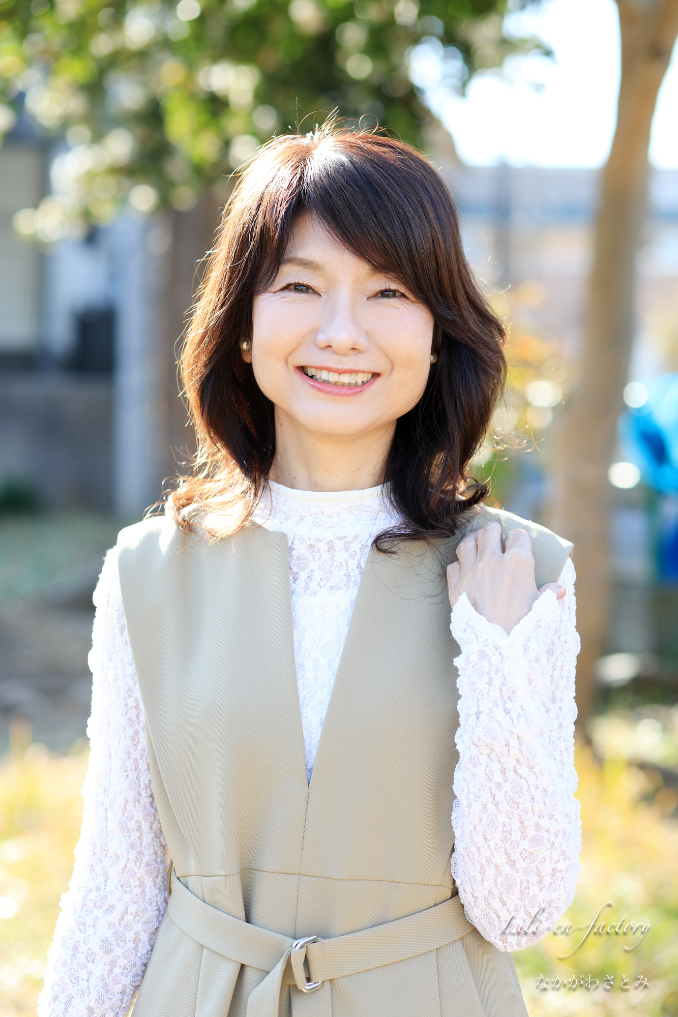 笑顔で立つピアノの先生